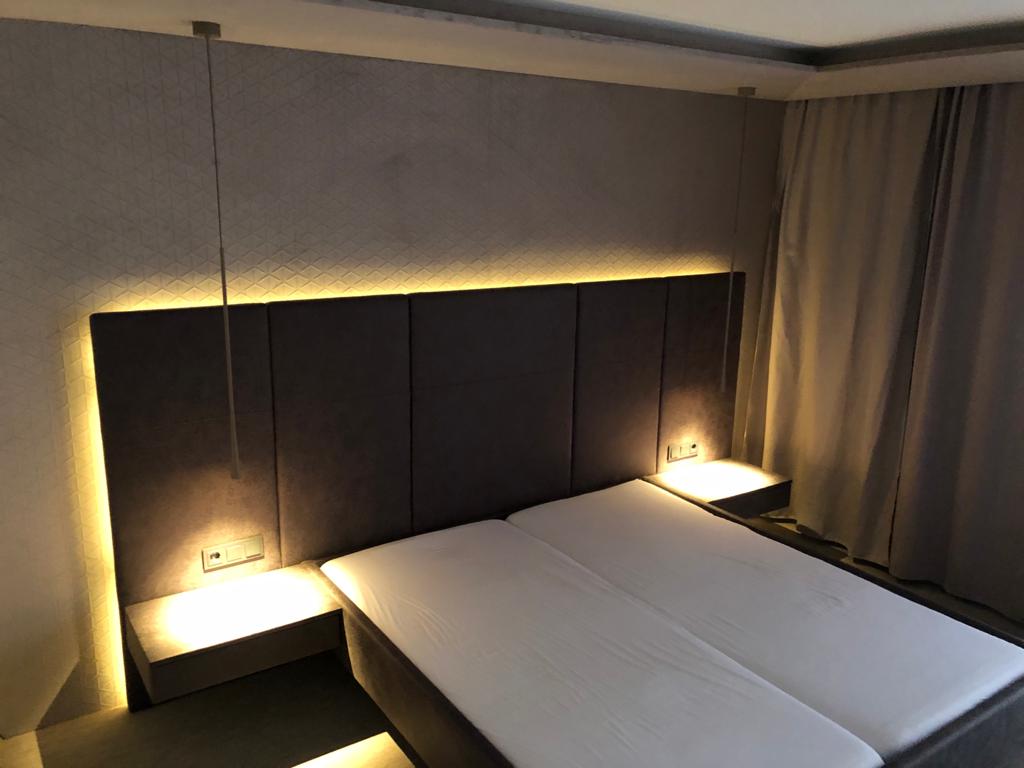 Karl Fröschl - KF-Lebensträume - Offener Kleiderkasten